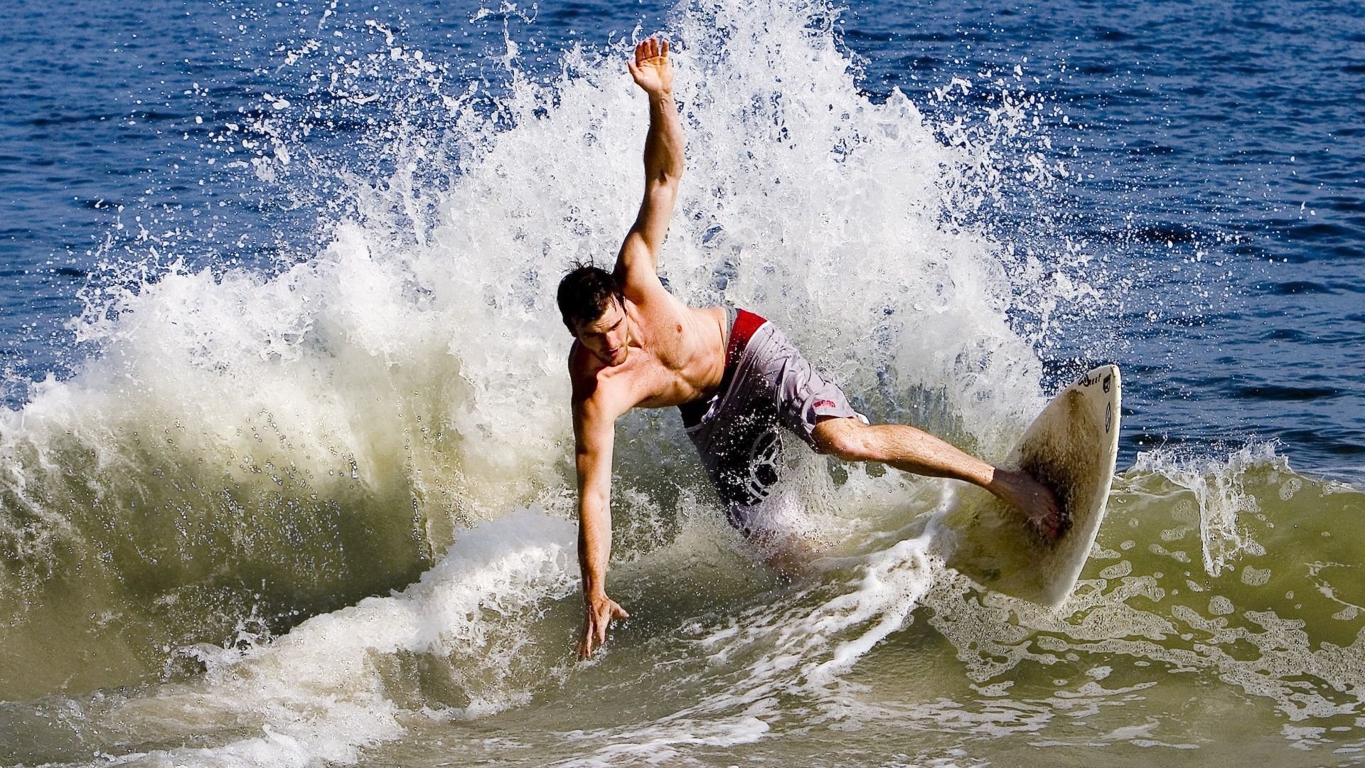 比尔外接手再度爆发，传球组合默契提升，比尔和cj