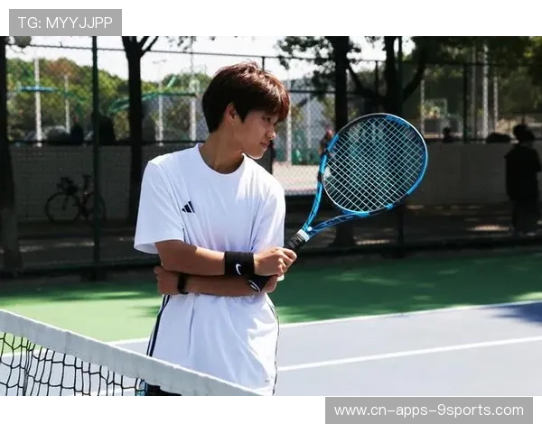 足球明星打网球被吊打：球场传奇的反差惊喜